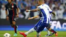 Ricardo Quaresma yang menjadi algojo sukses mencetak gol pertama untuk Porto  (REUTERS/Miguel Vidal)