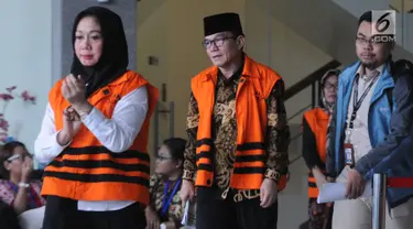 Tersangka Bupati Bengkulu Selatan Dirwan Mahmud (tengah) bersama Istri Muda, Hendrati dan Kasi Dinkes Bengkulu Selatan, Nursilawati yang juga keponakan Dirwan usai menandatangani berkas P21 di gedung KPK, Jakarta, Selasa (28/8). (merdeka.com/dwi narwoko)