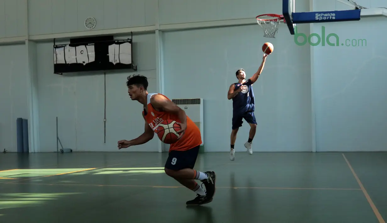 Dua pemain Pelita Jaya saat berlatih di Istana Kana, Jakarta, (13/04/2018). Pelita Jaya akan melawan Satria Muda pada laga final IBL 19, 21, dan 22 april 2018. (Bola.com/Nick Hanoatubun)
