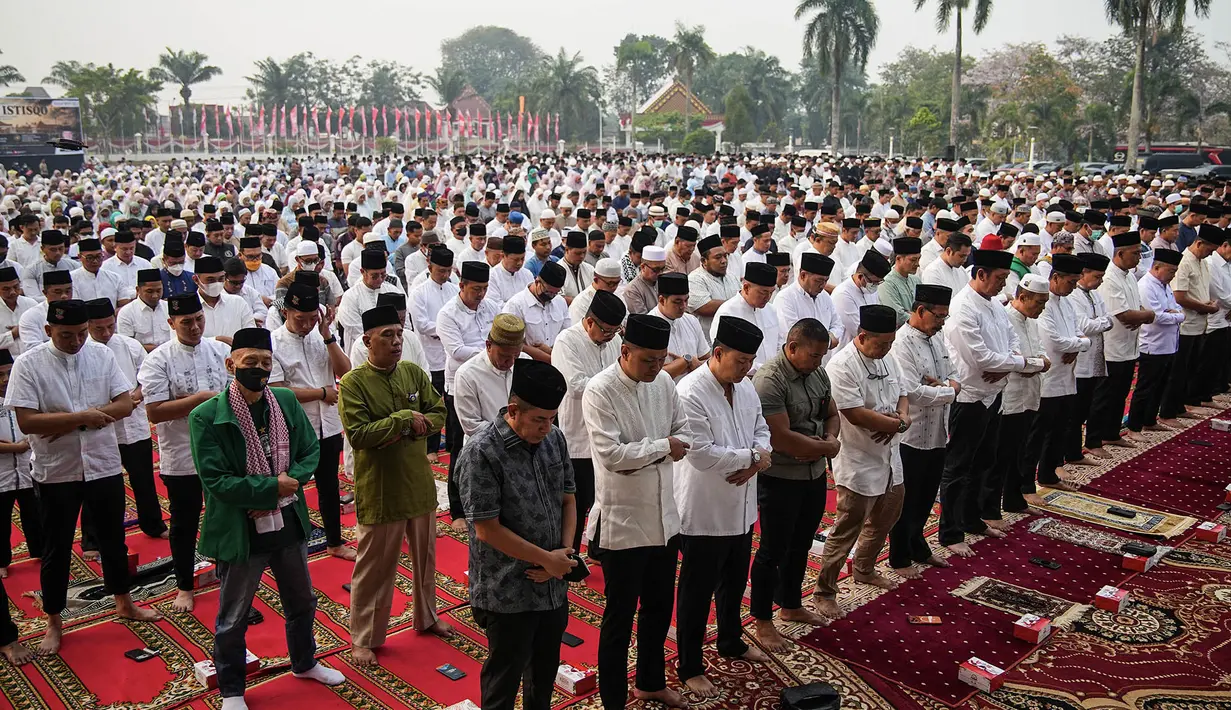 Umat Muslim  melaksanakan salat minta hujan di tengah musim kemarau panjang dan kabut asap akibat kebakaran hutan di Palembang, Sumatra Selatan, Selasa,  25 Agustus 2026. (AFP/ Al Zulkifli)