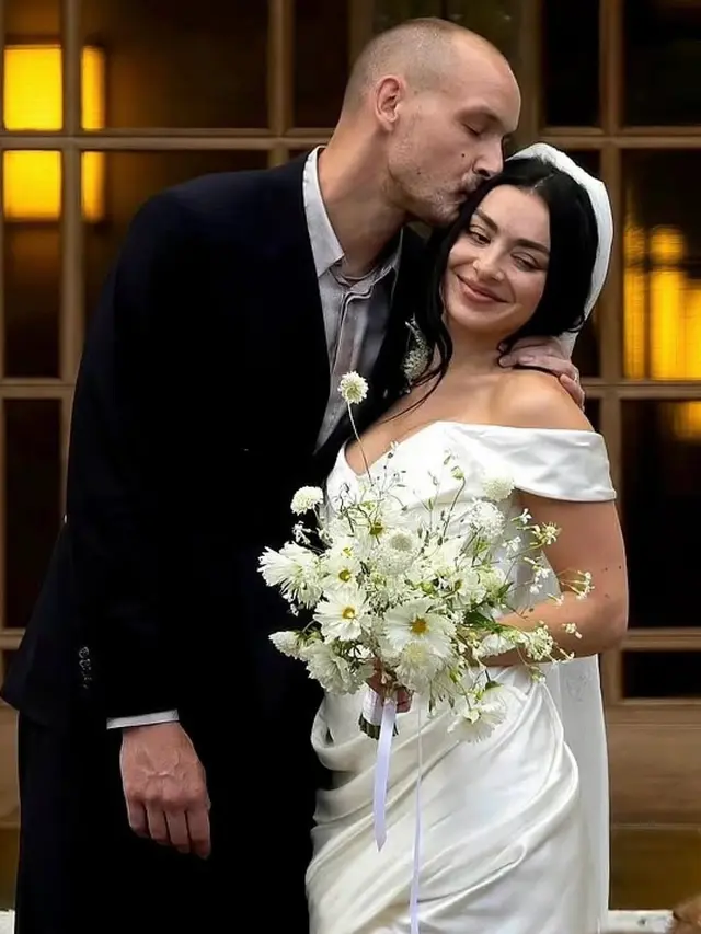 Gaya Anti Mainstream Charli XCX Saat Menikah dengan Drummer The 1975, Pakai Mini Dress Plus Kacamta Hitam