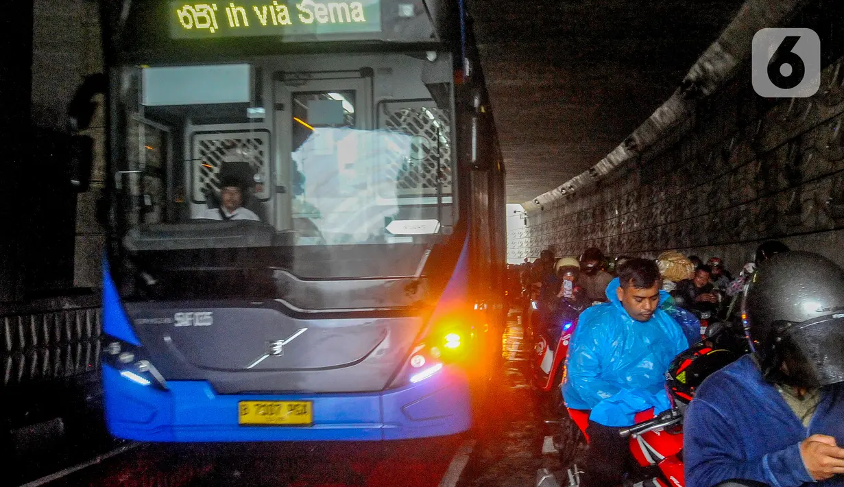 Suhu di DKI Jakarta diperkirakan berkisar antara 23 hingga 39 derajat Celcius. Sedangkan kelembapan udara berkisar antara 75 hingga 90 persen. (merdeka.com/Arie Basuki)