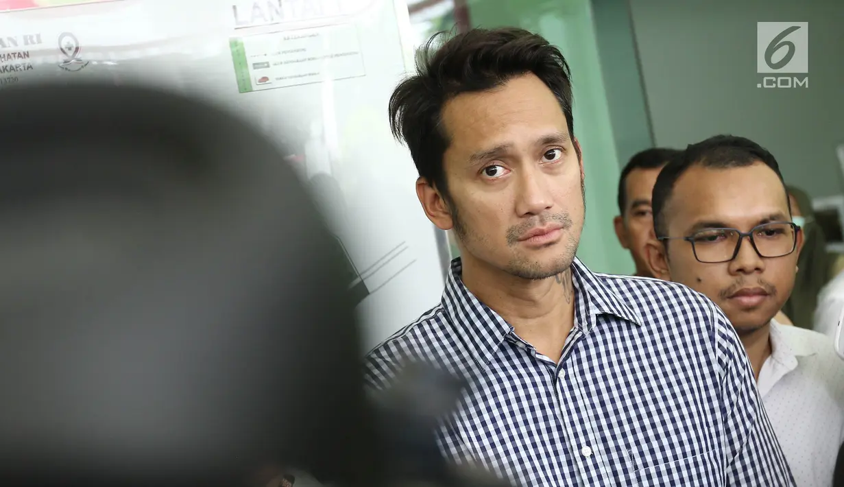 Aktor Tora Sudiro memberikan keterangan kepada awak media saat keluar dari Rumah Sakit Ketergantungan Obat (RSKO) Cibubur, Jakarta, Senin (14/8). Selama penangguhan penahanan, Tora Sudiro berstatus wajib lapor. (Liputan6.com/Herman Zakharia)
