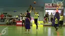Pemain no 10 dari SCTV Emtek, Purta berebut bola dari pemain kompas tv pada saat  laga final Invitasi Bola Basket Antarmedia Nasional (IBBAMNAS) 2016 di GOR Mahasiswa Sumantri Brodjonegoro, Jakarta, Sabtu (16/4/2016). (Liputan6.com/Herman Zakharia)