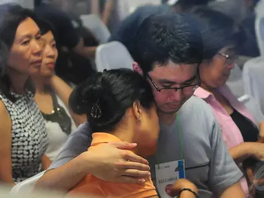 Suasana duka dan isak tangis keluarga korban AirAsia QZ8501 menyelimuti Bandara Juanda, Surabaya, Selasa (30/12/2014). (Liputan6.com/Johan Tallo)