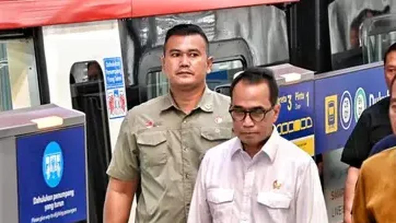 Menteri Perhubungan (Menhub) Budi Karya Sumadi akan mempertimbangkan menerapkan sistem 4 in 1 atau minimal empat orang dalam satu mobil untuk mengurangi penggunaan kendaraan roda empat.