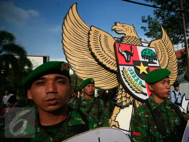 Sejumlah parajurit TNI mengikuti pawai dengan membawa lambang Garuda Pancasila di Jl Malioboro, Yogyakarta,  (01/6/2016).Pawai di selenggarakan untuk memperingati hari lahir Pancasila.(Boy Harjanto)
