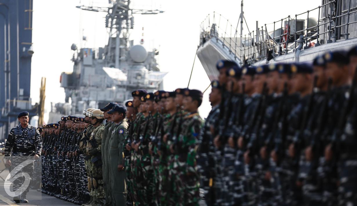 Kepala Staf Koarmabar Laksamana Pertama TNI Yudo Margono, S.E mengecek pasukan saat memimpin upacara pelepasan dalam rangka mendukung pengamanan KTT WIEF yang ke-12 di Jakarta, Jumat (29/7). (Liputan6.com/Faizal Fanani)