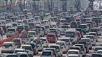 Mobil pemudik memadati Gerbang Tol (GT) Cikopo Palimanan (Cipali) Cirebon, Jawa Barat, Sabtu (1/6/2019). Memasuki H-4 Lebaran, kepadatan terjadi di ruas Tol Cipali di Km 73 sampai dengan Km 78 dan kenaikan volume kendaraan naik 12 persen dibanding tahun lalu. (Liputan6.com/Herman Zakharia)