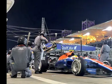Pebalap Manor Racing asal Indonesia, Rio Haryanto, berhasil finis ke-17 F1 GP Bahrain di Sirkuit Internasional Sakhir, Bahrain, Minggu (3/4/2016). (Bola.com/Twitter/Manorracing)