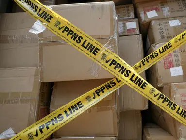 415.035 produk dari 970 item kosmetik impor ilegal senilai lebih dari Rp 11,4 miliar yang berasal dari Negara Tiongkok, Filipina, Thailand, dan Malaysia disita di Kantor Badan Pengawasan Obat dan Makanan (BPOM), Jakarta, Senin (30/9/2024). (Liputan6.com/Herman Zakharia)