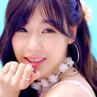 Salah satu anggota personel girlband asal Korea Selatan, Tiffany SNSD, kembali membawa kabar kontroversi setelah mengunggah foto yang bergambar bendera Jepang di media sosial pada Hari Kemerdekaan Korea Selatan pada 15 Agustus 2016 lalu. (Koreaboo)