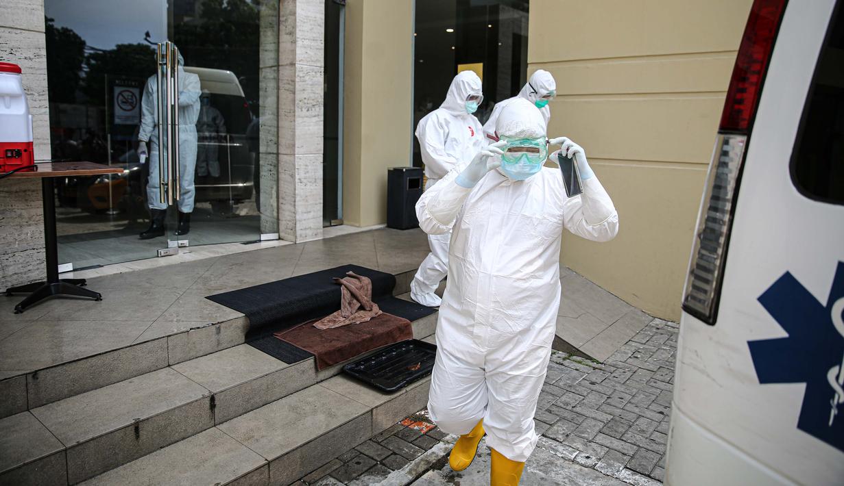 Petugas medis menunggu pasien tanpa gejala Covid-19 di Hotel U Stay Mangga Besar, Sawah Besar, Jakarta, Senin (28/9/2020). Pegawai hotel yang menjadi tempat isolasi pasien Covid-19 ini telah mendapatkan pelatihan dari Kemenkes atau Satuan Tugas Penanganan Covid-19. (Liputan6.com/Faizal Fanani)