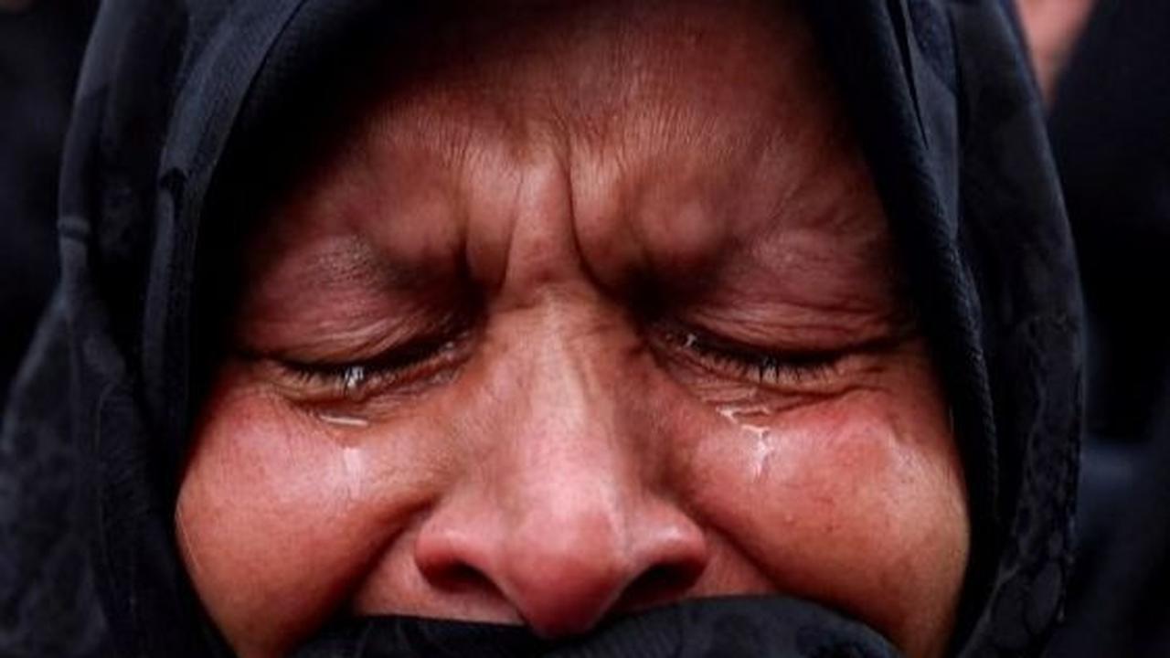 Ribuan wajah penuh dengan kesedihan saat berduka di bundaran Valiasr. Foto: Reuters<br>