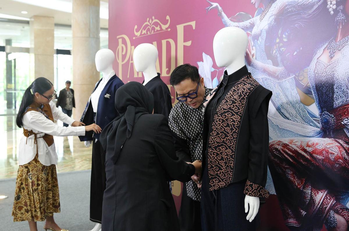 FOTO: Parade Wastra Nusantara 2025,  Keanggunan Kain Tradisi Menyapa Keseharian