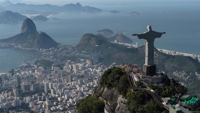 Pemandangan Patung Yesus Kristus sedang memberkati  kota Rio menjadi salah satu pemandangan menarik di Rio de Janeiro, Brasil, (26/6/2014). (AFP/Yasuyoshi Chiba)