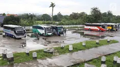 Sejumlah bus terparkir di Teminal Pondok Cabe, Jakarta, Senin (18/3). Aktivitas di Terminal Pondok Cabe pada Februari 2019 menunjukkan terdapat 646 Bus Angkutan Kota Antar Provinsi dengan 1232 kedatangan penumpang . (Liputan6.com/Immanuel Antonius)