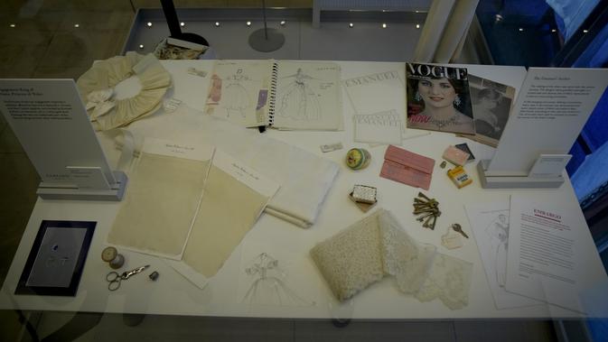 Barang-barang dari proses desain gaun pengantin Putri Diana yang dibuat oleh David dan Elizabeth Emanuel selama pratinjau media untuk pameran 
