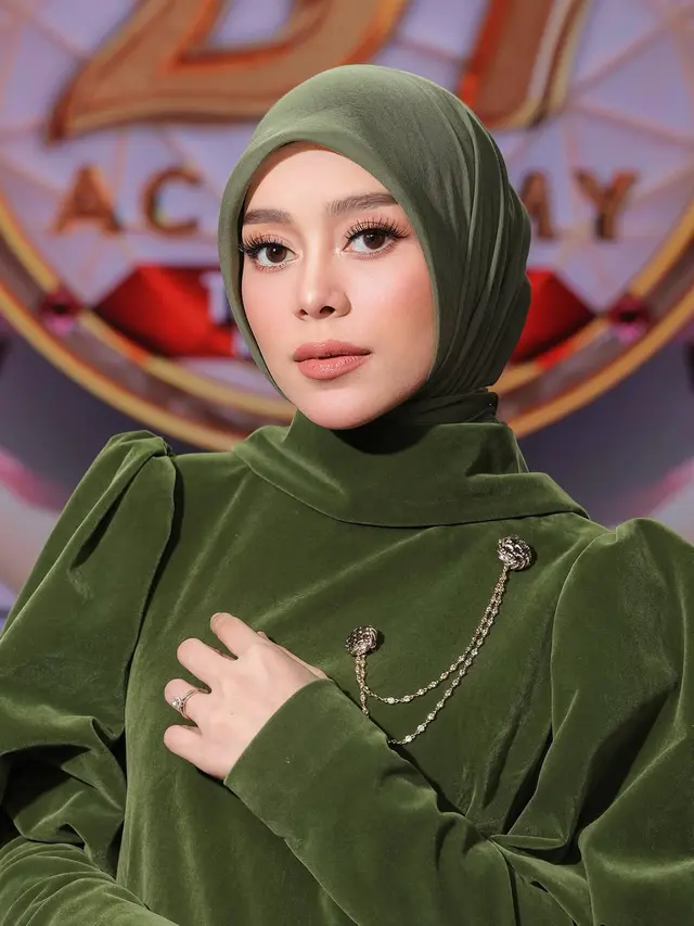 Potret Lesti Kejora dengan Gamis Velvet Olive Lengan Puff