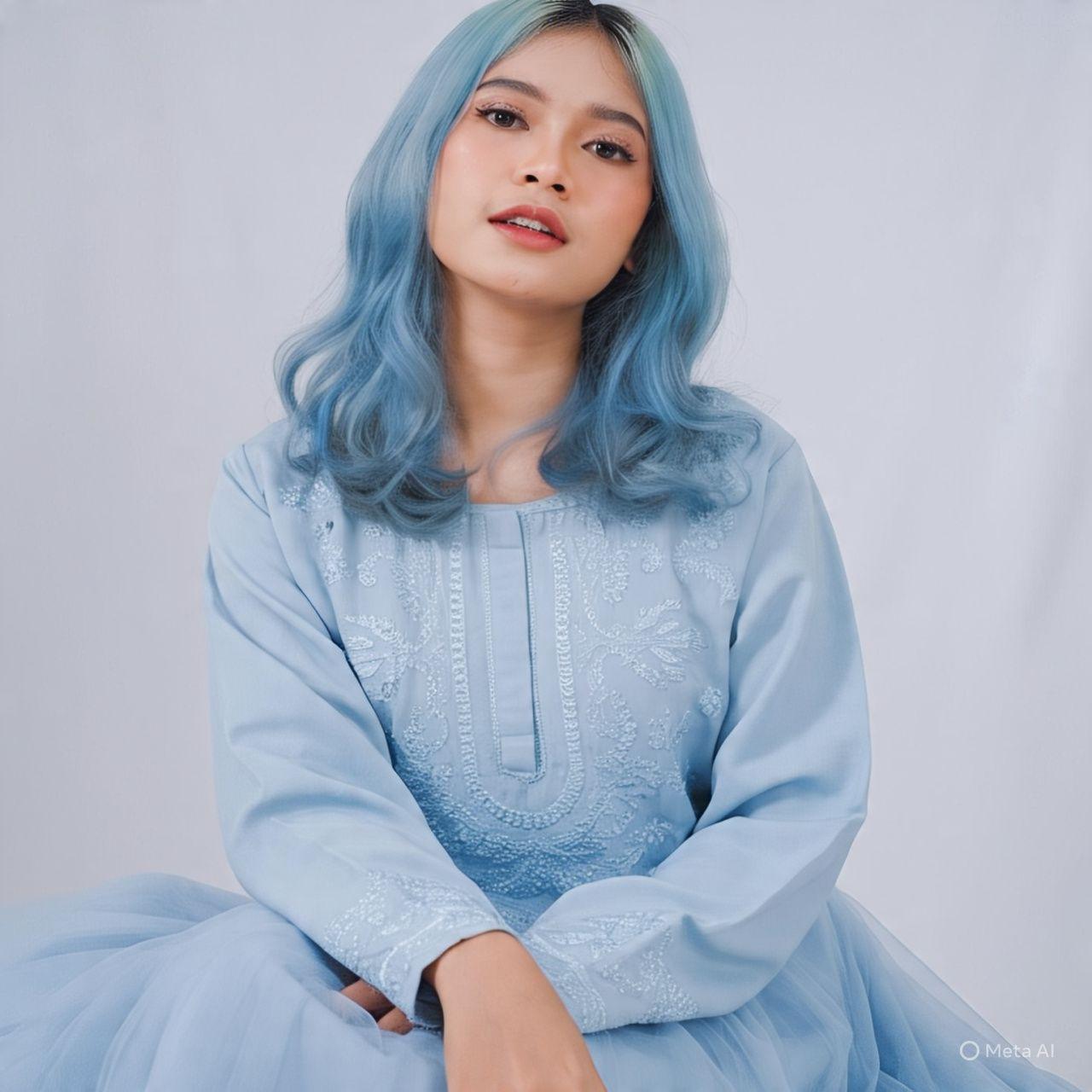 15 Inspirasi Cat Rambut Warna Biru yang Bikin Penampilanmu Makin Stunning
