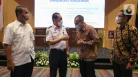 (Ki-Ka) Staf Utama Menteri Perhubungan Bidang Perhubungan Laut dan Logistik Maritim R.Agus H. Purnomo, Direktur Jenderal Perhubungan Laut Arif Toha Tjahjagama, DEA, Presiden Direktur ASTRA Infra Port Eastkal Billy Perkasa Kadar, Direktur ASTRA Infra Port Eastkal Wisnu Prabakti berbincang usai melakukan Penandatanganan Perjanjian Konsesi antara PT Pelabuhan Penajam Banua Taka (ASTRA Infra Port - Eastkal) dengan Kantor Kesyahbandaran dan Otoritas Pelabuhan Kelas 1 Balikpapan, di Jakarta, Rabu (13/07/2022). (Liputan6.com/HO)