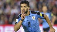 Striker Uruguay, Luis Suarez, merayakan gol bunuh diri pemain Paraguay pada laga kualifikasi piala dunia 2018 di Stadion Defensores del Chaco, Rabu (6/9/2017). Uruguay menang 2-1 atas Paraguay. (AFP/Daniel Duarte)
