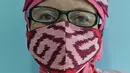 dr. Diah Pramita berpose dengan masker bertema tenun NTT seusai memeriksa pasien di RSIA Tambak, Jakarta, Kamis (18/6/2020). (Liputan6.com/Herman Zakharia)