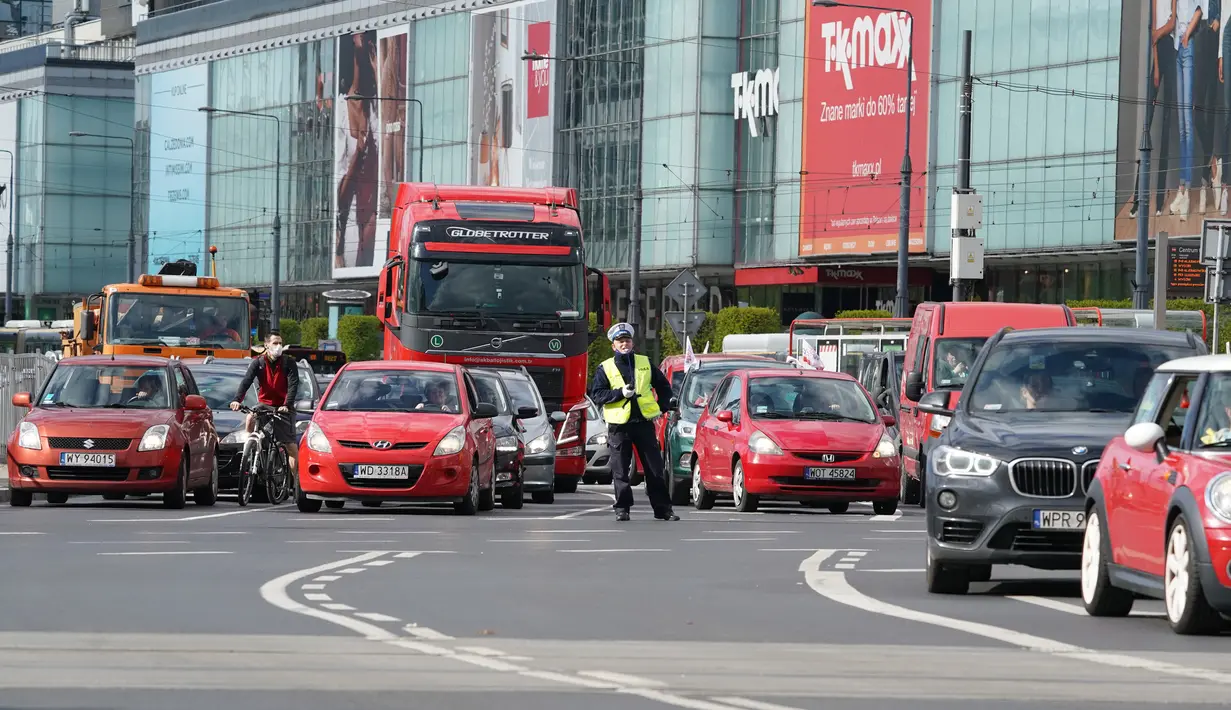 Para pengusaha memblokir jalan dengan mobil mereka saat berdemonstrasi di Warsawa, Polandia, Kamis (7/5/2020). Para pengusaha mendesak pemerintah lebih banyak dalam membantu bisnis mereka agar mampu bertahan menghadapi pandemi virus corona COVID-19.(JANEK SKARZYNSKI/AFP)