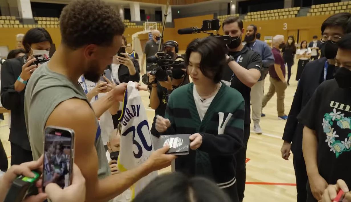 Stephen Curry dan Suga BTS. (Foto: Tangkapan Layar YouTube/ Golden State Warriors)