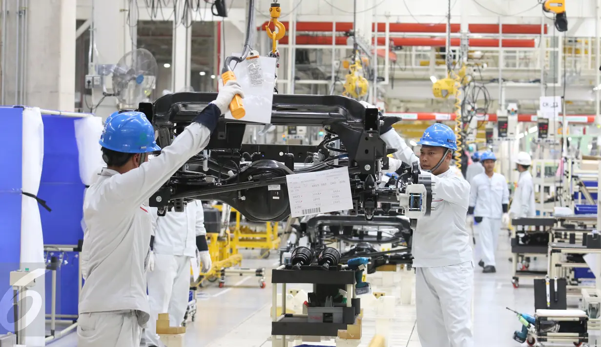 Suasana perakitan mobil di PT Mitsubishi Motors Krama Yudha Indonesia (MMKI), Cikarang, Bekasi, Jawa Barat, Selasa (25/4). Pada tahap awal, jumlah produksi untuk small-MPV mencapai 80.000 unit per tahun (Liputan6.com/Angga Yuniar)