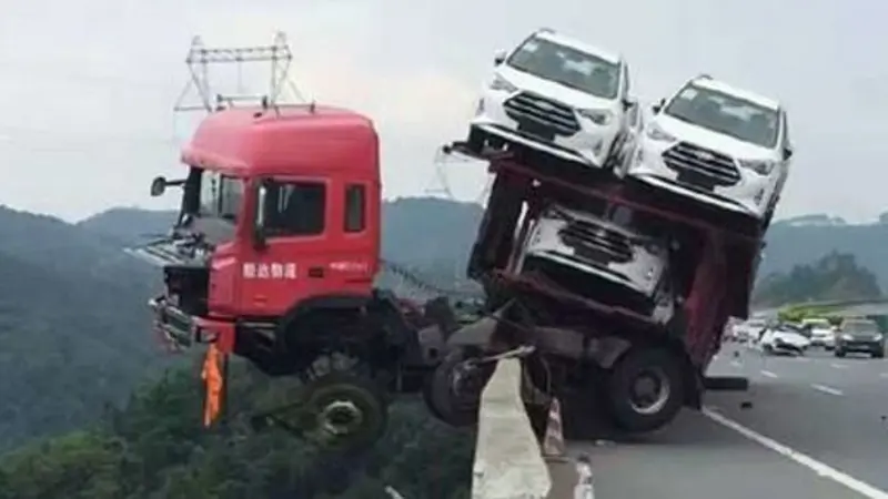 Alami Kecelakaan Truk Ini 'Tergantung' di Ujung Tebing