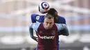 Striker West Ham United, Jarrod Bowen (depan) berduel udara dengan bek Chelsea, Antonio Rudiger dalam laga lanjutan Liga Inggris 2020/2021 pekan ke-33 di The London Stadium, London, Sabtu (24/4/2021). West Ham kalah 0-1 dari Chelsea. (AP/Justin Setterfield/Pool)