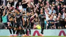 Pemain Arsenal, Gabriel Magalhaes (kanan) melakukan selebrasi dengan rekan setimnya setelah mencetak gol pembuka saat pertandingan Liga Premier Inggris melawan Tottenham Hotspur di London, Minggu 15 September 2024. (AP Photo/Kin Cheung)