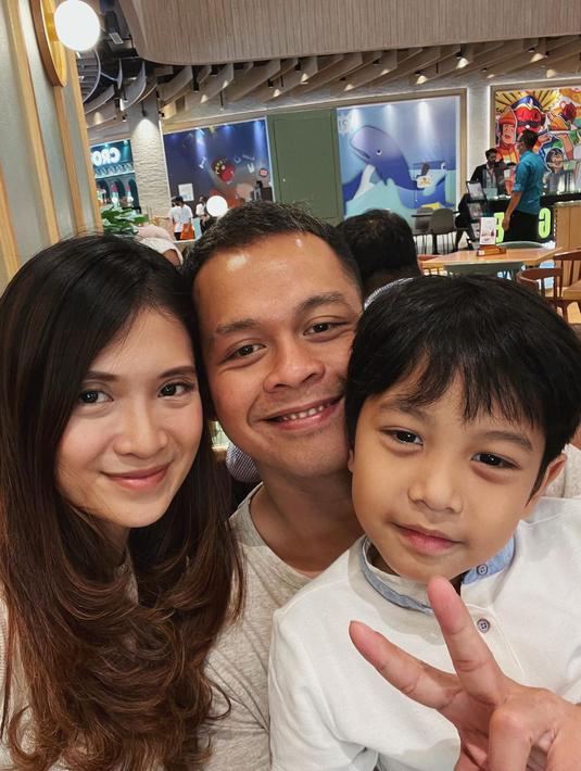 Terlihat Zio anak Vinessa Inez sangat nyaman ketika bersama dengan Rio Alief. Bahkan sikap manja Zio sudah seperti manja ke ayah kandung sendiri. Pakai baju putih selaras, keluarga kecil ini makin kompak. Pamer senyuman ke kamera, sekilas senyuman Rio, Vinessa Inez dan Zio terlihat mirip. Meski sudah jadi single mom di usia 22 tahun, artis kelahiran Balikpapan ini masih terlihat bak ABG. (Liputan6.com/IG/@rio_alief)