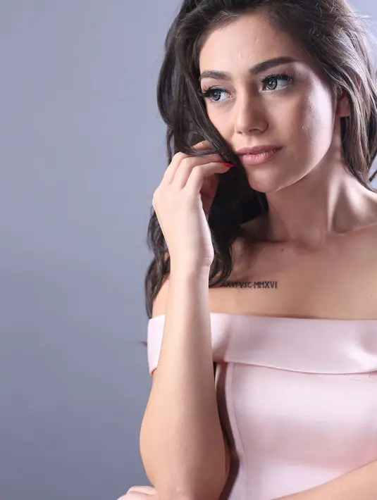 Cinta penuh perjuangan bagi pasangan Celine dan Stefan. Hingga pada akhirnya, keduanya meresmikan hubungannya yang dibina sejak Mei tahun ini pada Hari Pahlawan. (Febio Hernanto/Bintang.com)