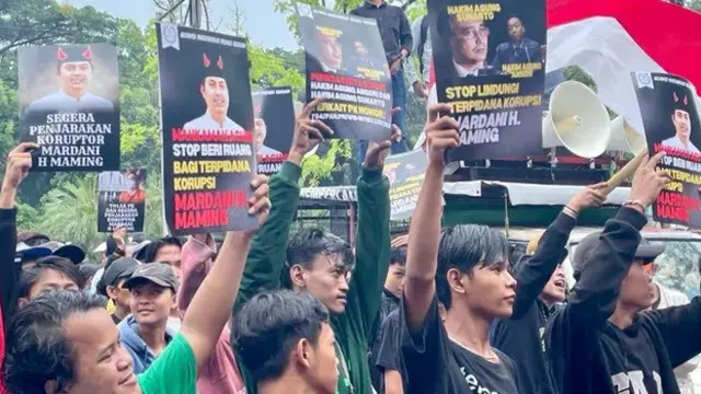 Massa Aliansi Masyarakat Peduli Hukum (AMPH) mendatangi kantor Mahkamah Agung (MA) di Jakarta Pusat, Selasa (24/9) (Istimewa)