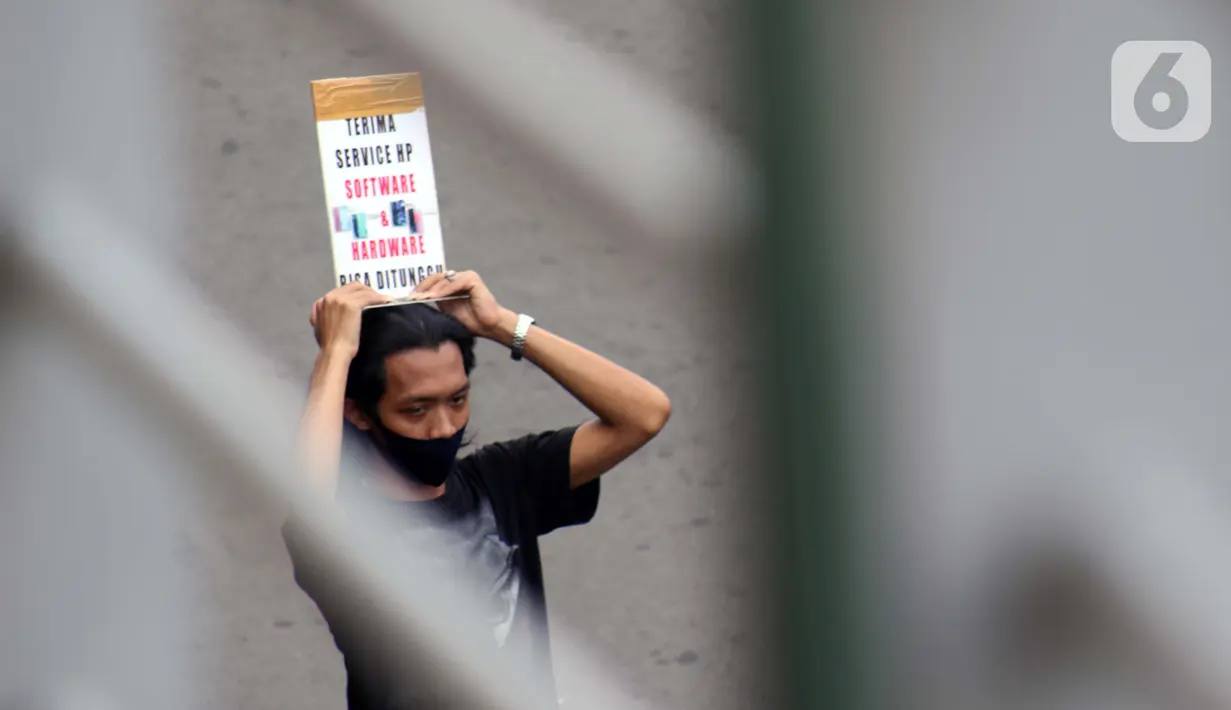 Aktivitas penjual jasa perbaikan telepon genggam di sekitar Mall Pusat Grosir Cililitan, Jakarta, Kamis (14/5/2020). Menurut salah satu penjual jasa, aktivitas mereka disebabkan penutupan Mall Pusat Grosir Cililitan sebagai imbas pemberlakuan PSBB.  (Liputan6.com/Helmi Fithriansyah)