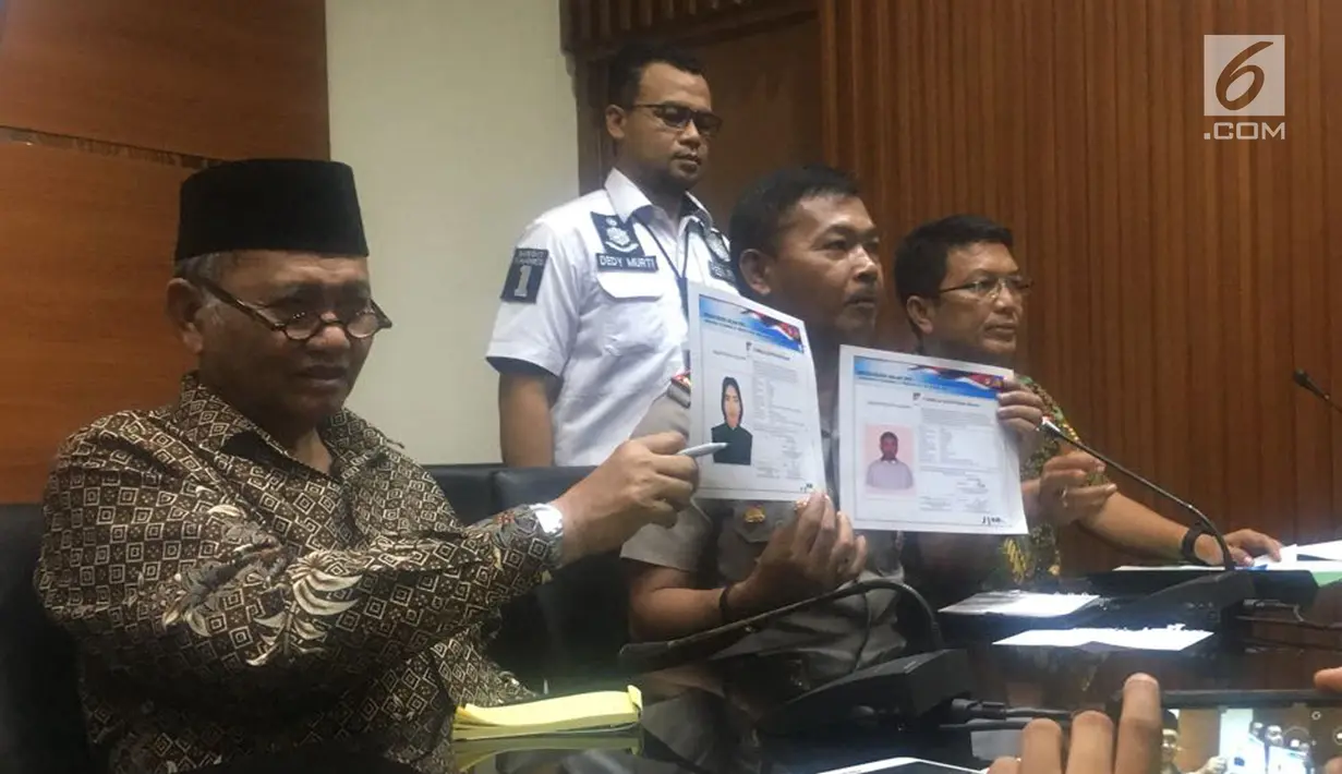 Ketua KPK Agus Rahardjo (kiri) dan Kapolda Metro Jaya Irjen Idham Azis (tengah) menampilkan sketsa pelaku yang diduga penyerang Novel Baswedan, Jumat (24/11). (Liputan6.com/Fachrur Rozie)
