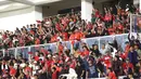 Suporter Malut United merayakan gol Hari Nur Yulianto, ke gawang Semen Padang pada laga leg pertama semifinal Pegadaian Liga 2 2023/2024 di Stadion Madya, Jakarta, Minggu (25/02/2024). (Bola.com/M Iqbal Ichsan)