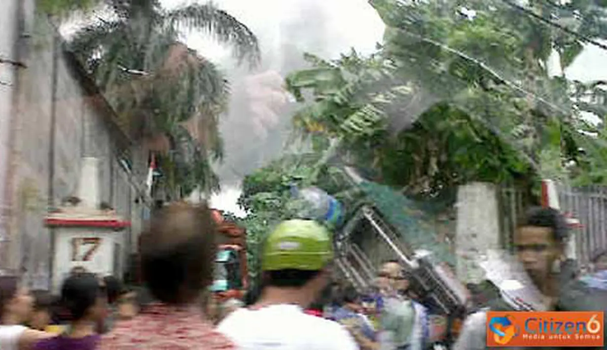 Citizen6, Jakarta: Kerumunan warga yang panik sedang menyelamatkan harta benda. (Pengirim: Alexander) 