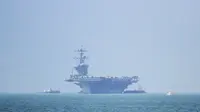 Sebuah kapal induk Amerika Serikat, USS Carl Vinson merapat ke pelabuhan Danang, Vietnam, Senin (5/3). Ini menjadi kunjungan kapal induk Angkatan Laut (AL) AS pertama ke Vietnam dalam 40 tahun sejak akhir Perang Vietnam. (CHAN NHU / AFP)