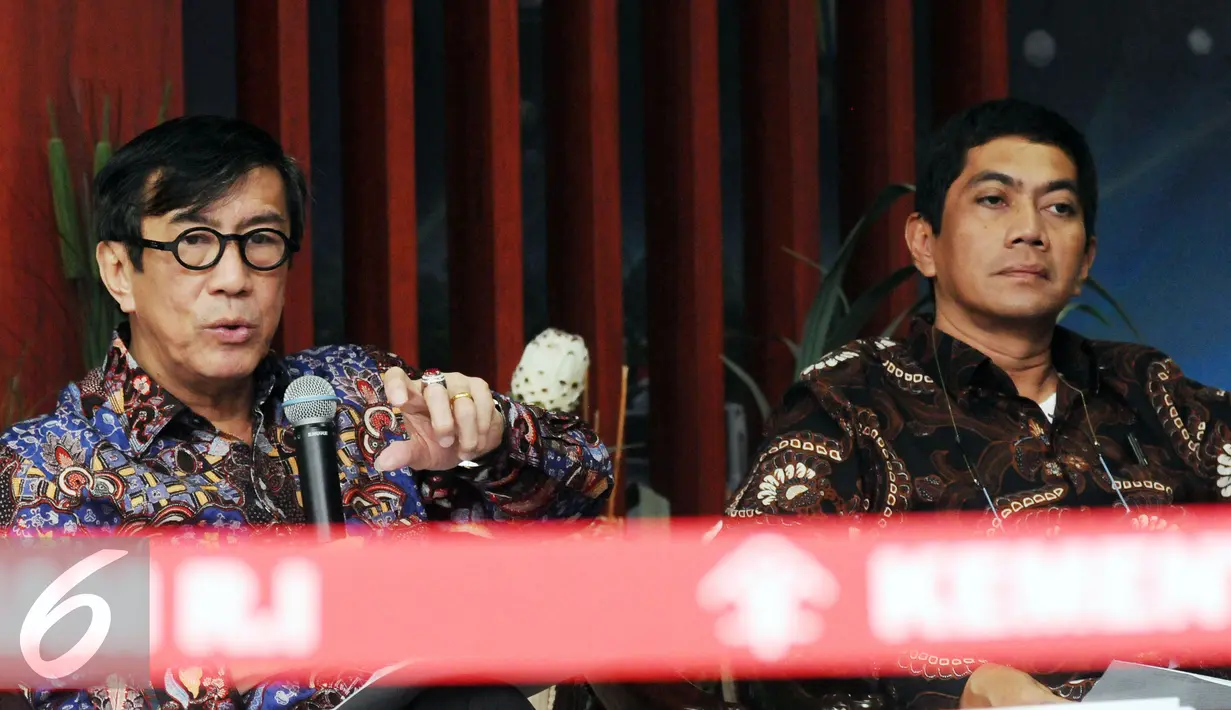 Menteri Hukum dan HAM Yasonna Laoly (kiri) saat menyampaikan keterangan terkait hasil verifikasi partai poltik untuk memperoleh status badan hukum di Jakarta, Jumat (7/10). PSI menjadi parpol yang lolos verifikasi. (Liputan6.com/Helmi Fithriansyah)