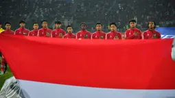 Para pemain starter Timnas Indonesia U-20 berbaris menyanyikan lagu kebangsaan Indonesia Raya sebelum dimulainya laga matchday ketiga Grup A Piala Asia U-20 2023 menghadapi Uzbekistan U-20 di Istiqlol Stadium, Fergana, Uzbekistan, Selasa (7/3/2023) malam WIB. (AFC/Tolibjon Kosimov Tokhririvich)