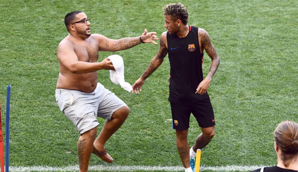 Seorang  fans mengejar penyerang Barcelona, Neymar saat sesi latihan di Red Bull Arena di Harrison, New Jersey, (21/7). Barcelona akan berhadapan dengan Juventus pada ICC 2017. (AFP Photo/Jewel Samad) 