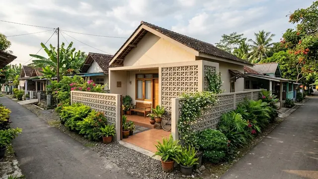 Desain Rumah Kampung dengan Roster dan Tanaman