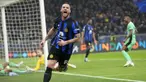 Pemain Inter Milan, Marko Arnautovic, melakukan selebrasi setelah mencetak gol ke gawang Atletico Madrid dalam duel leg pertama babak 16 besar Liga Champions di Stadion Giuseppe Meazza, Rabu (21/2/2024). Inter menang dengan skor tipis 1-0. (AP Photo/Luca Bruno)