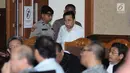 Terdakwa korupsi proyek E-KTP Setya Novanto saat akan memasuki ruang persidangan di Pengadilan Tipikor, Jakarta, Rabu (13/12). Setya Novanto dinyatakan sehat dan sidang pembacaan dakwaan oleh JPU KPK dilanjutkan. (Liputan6.com/Helmi Fithriansyah)