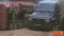 Citizen6, Samarinda: Keadaan jalan raya di salah satu daerah yang termasuk dalam Jalan Poros Samarinda-Berau rusak parah. Jalan ini telah mengakibatkan truk terguling. (Pengirim: Indista)