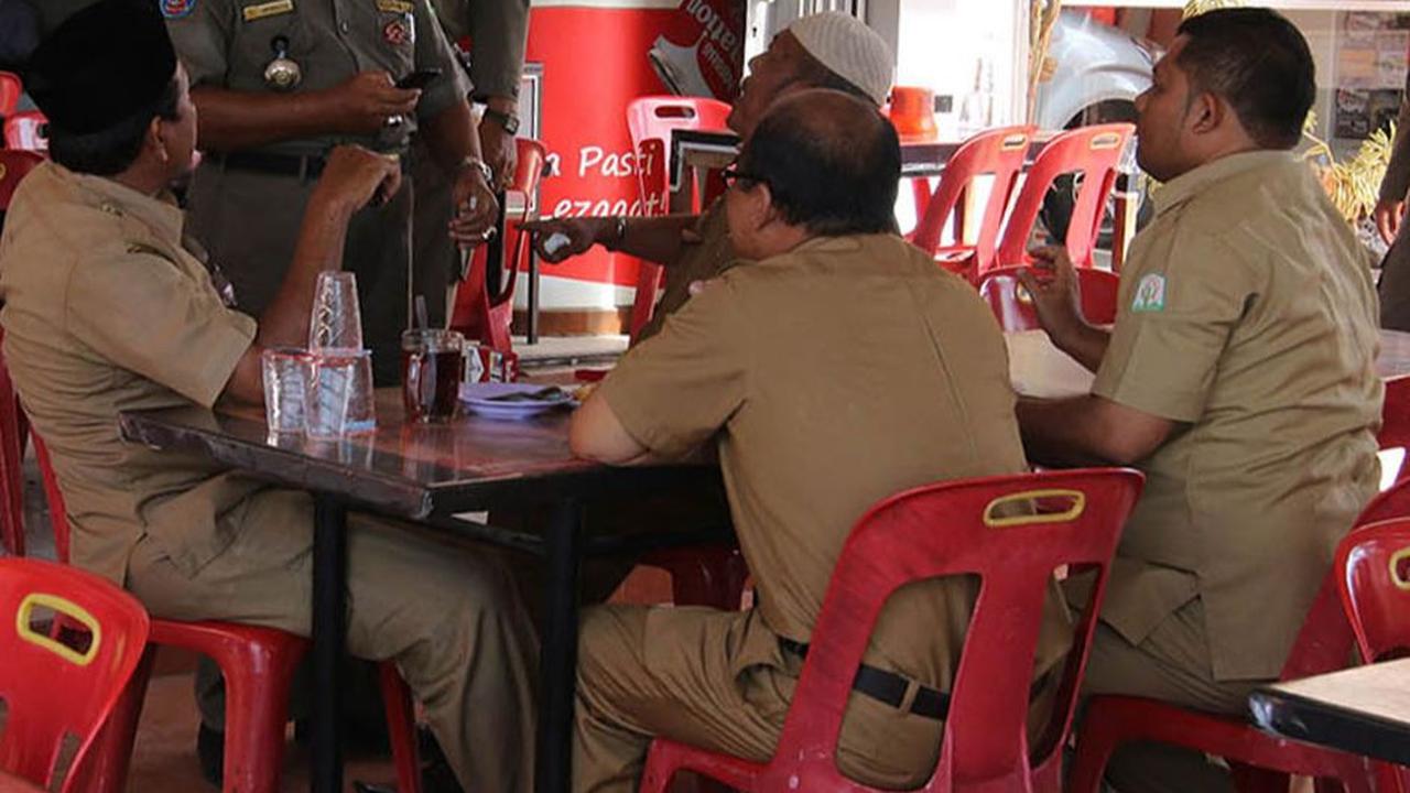 Alex menjelaskan, ada 3 pendoman yang sedang dibahas, pertama yang harus dipahami semua pihak adalah tidak boleh ada pemberhentian atau PHK Massal.