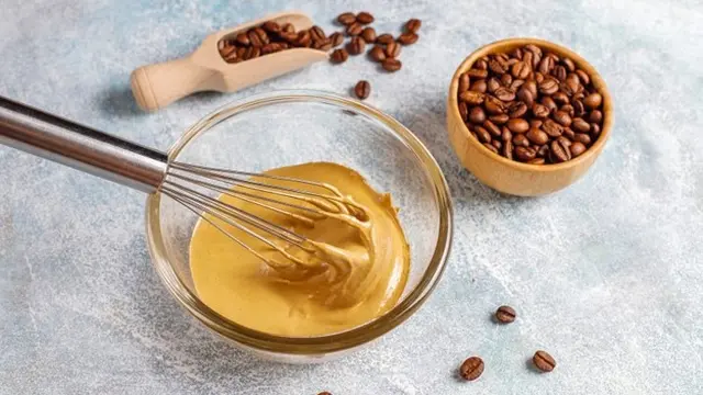 Ilustrasi cara membuat dalgona coffee